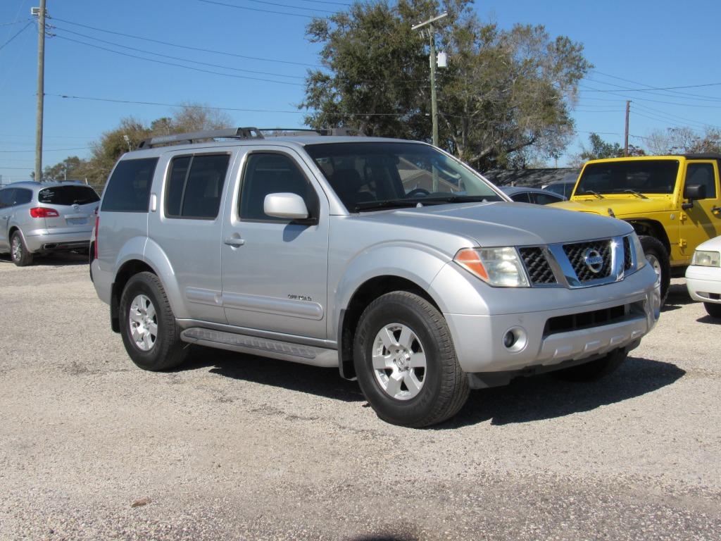 2005 Nissan Pathfinder SE
